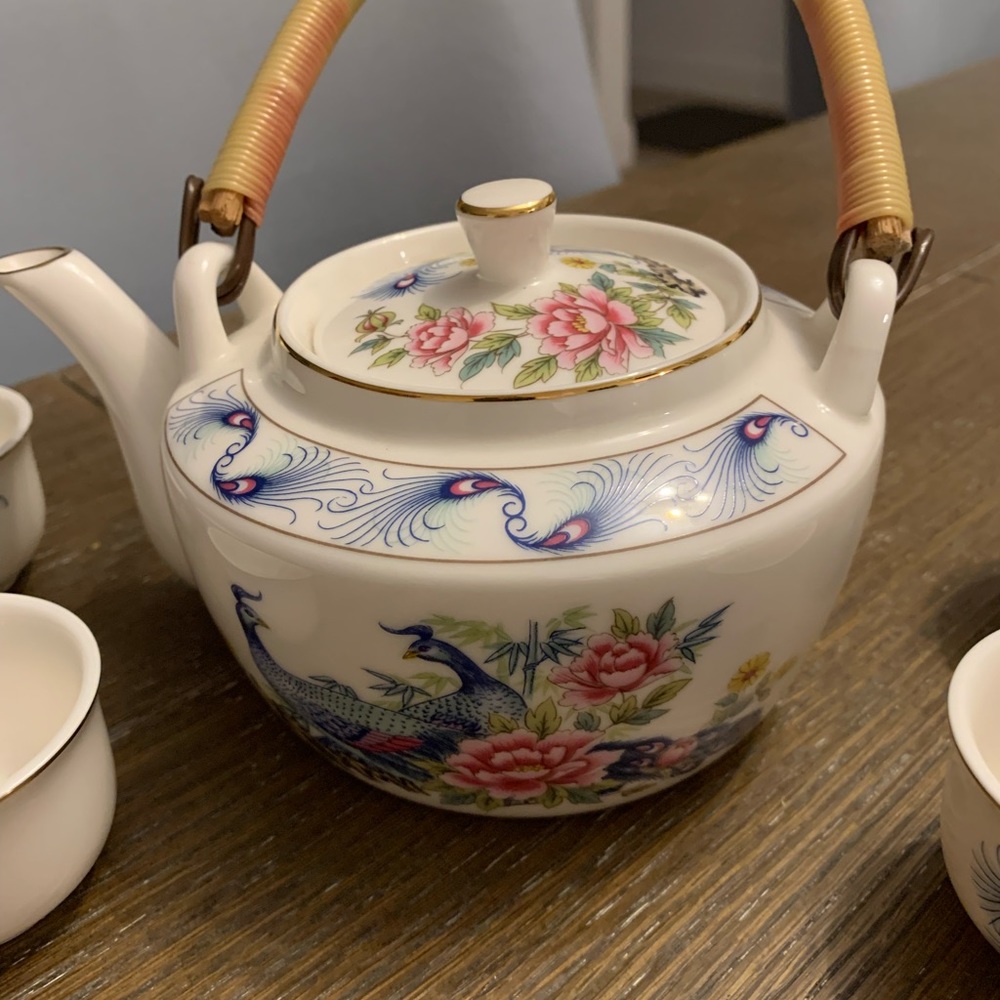 Vintage Snow Bone China Teapot with 6 cups